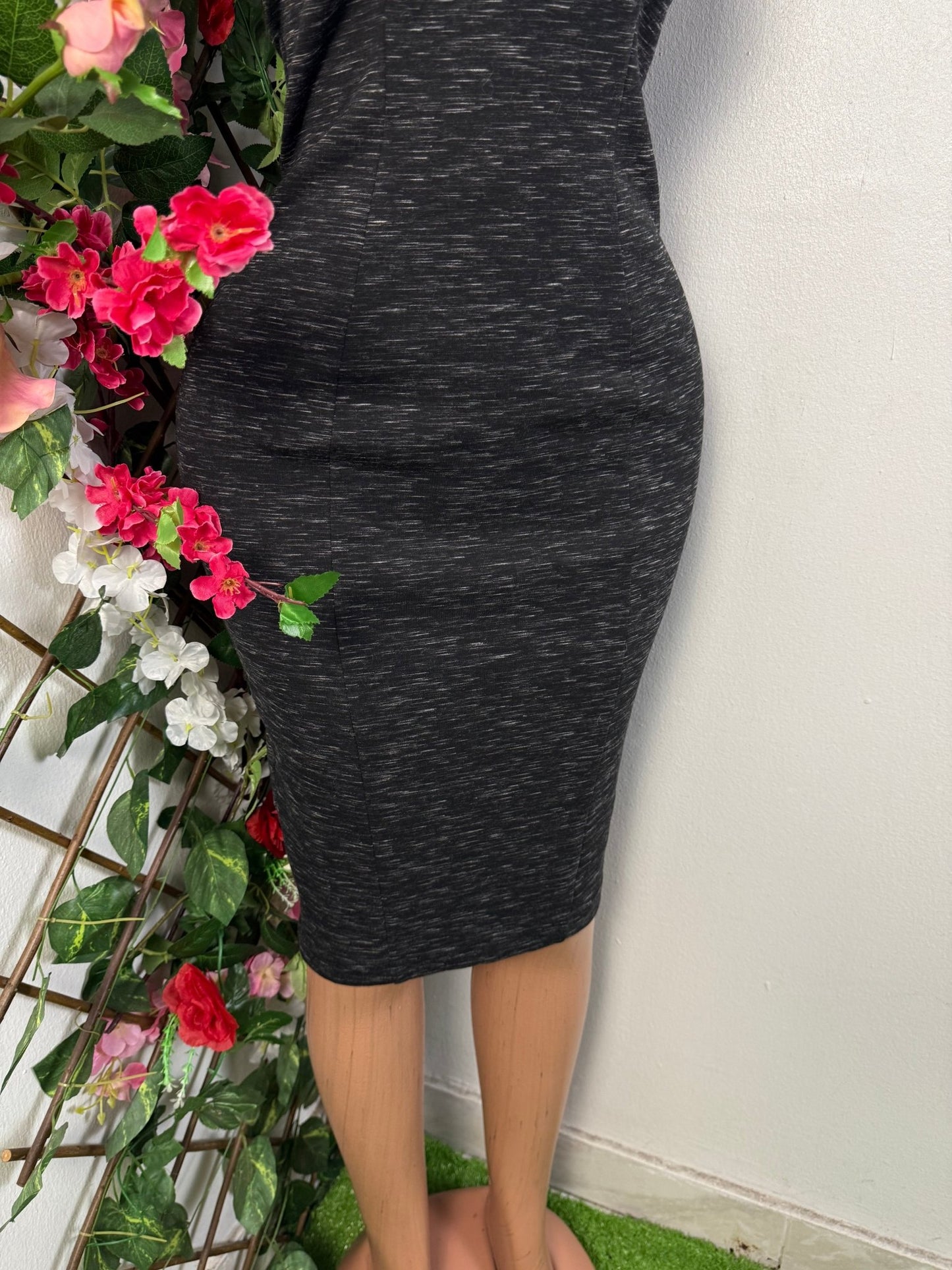 Robe moulante mi longue sans manche - Perluna Store - kinshasa