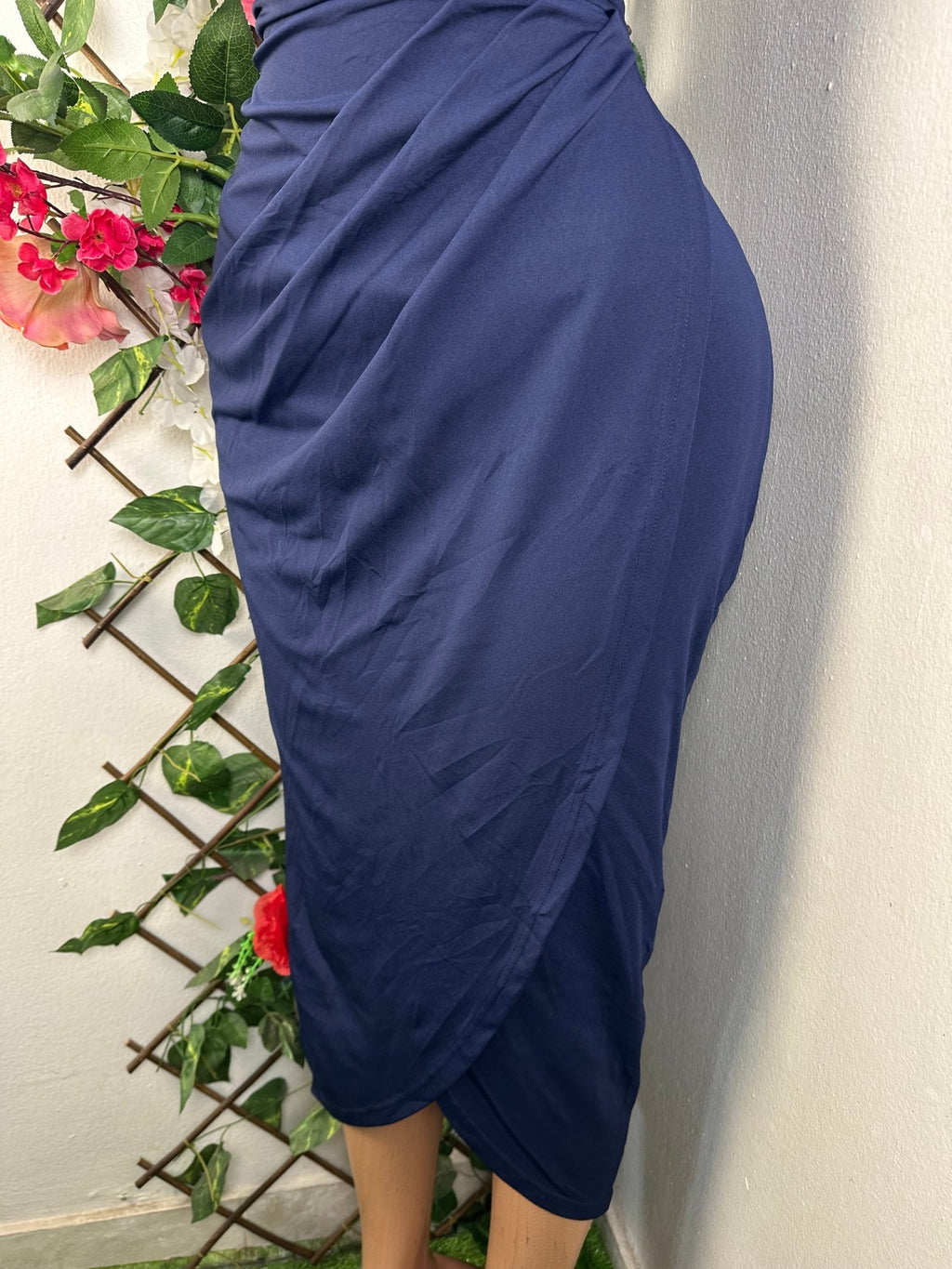 Robe moulante mi - longue sans manches dénudée - Perluna Store - kinshasa