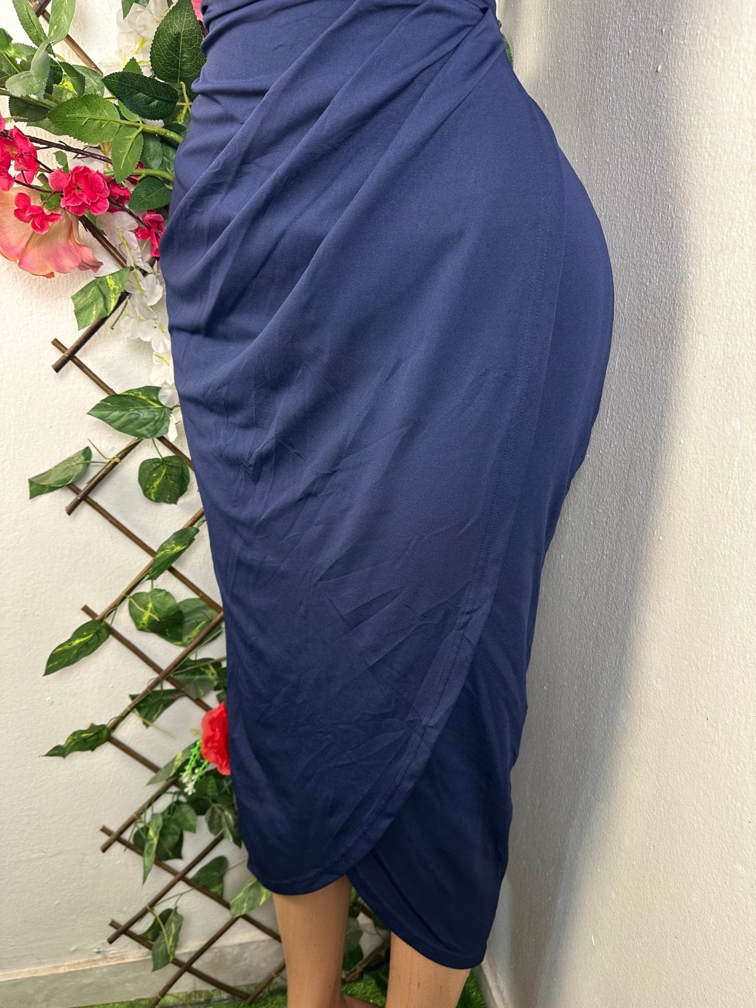 Robe moulante mi - longue sans manches dénudée - Perluna Store - kinshasa