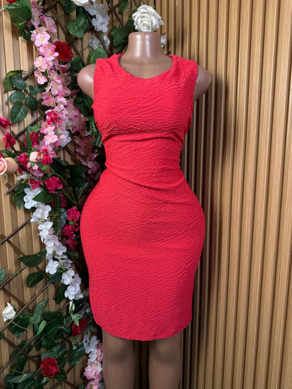 Robe moulante sans manche décollectée - Perluna Store
