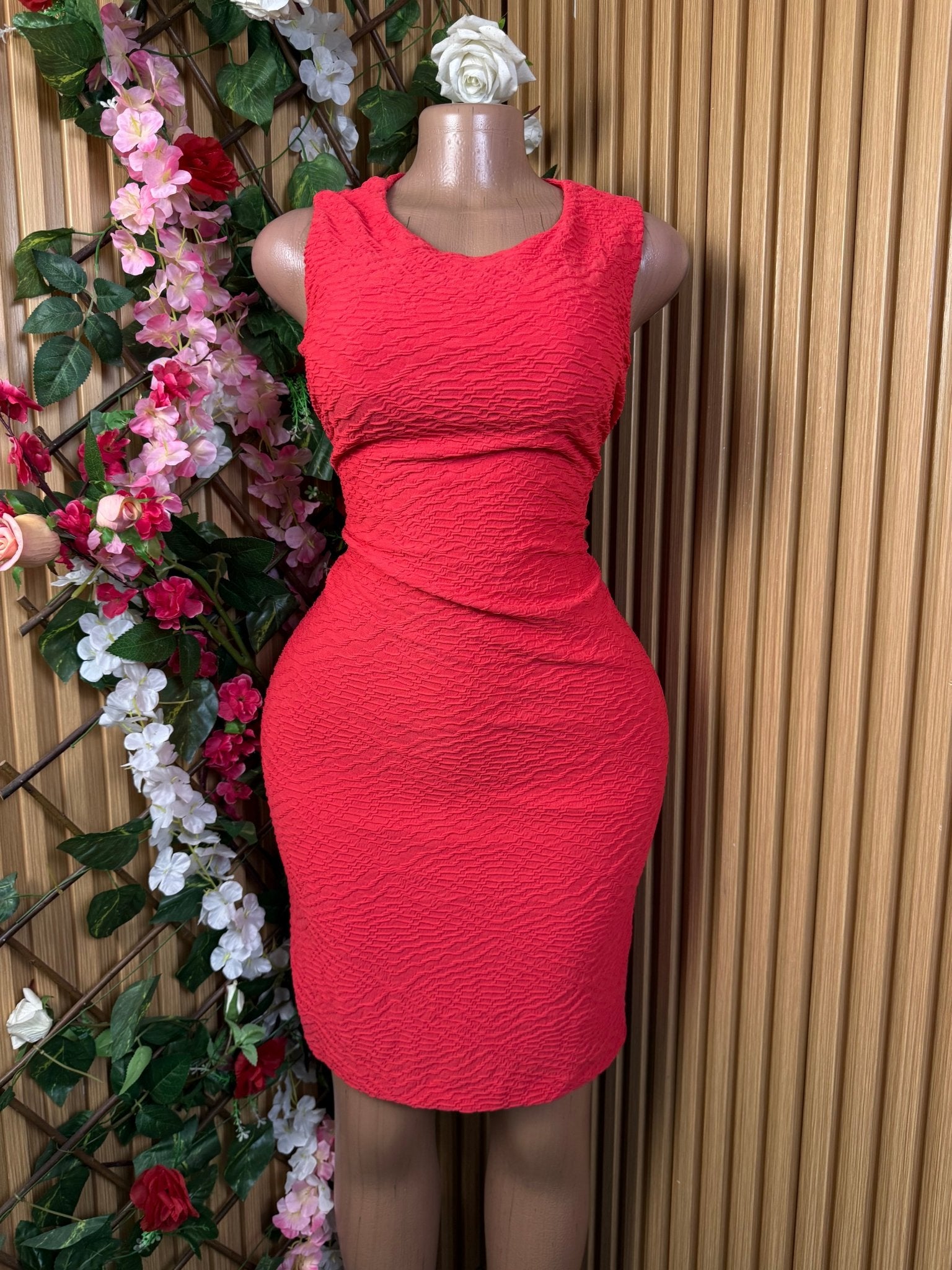 Robe moulante sans manche décollectée - Perluna Store