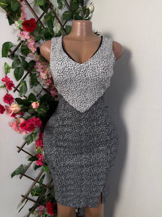 Robe moulante sans manche  - Perluna Store - kinshasa
