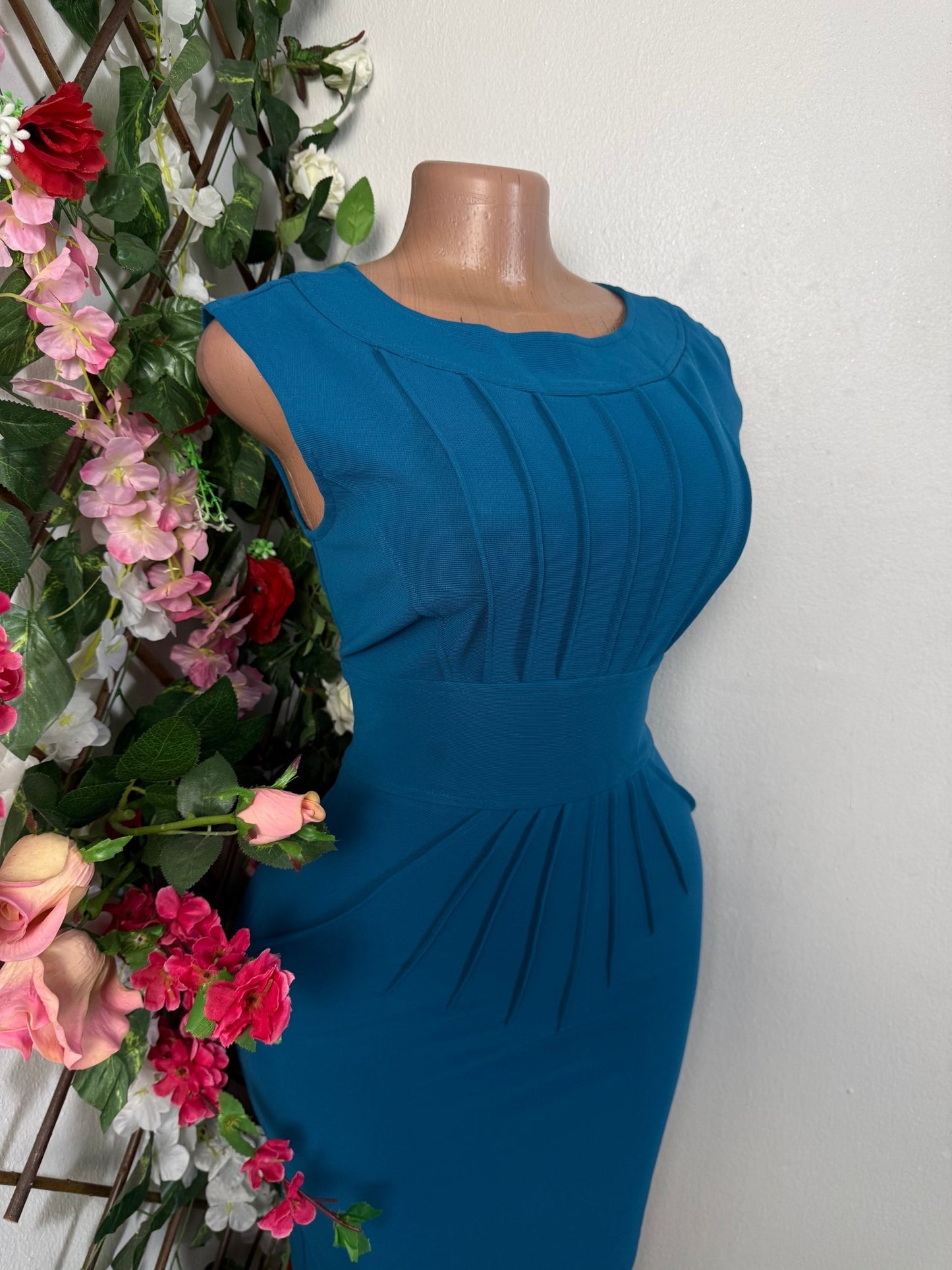Robe moulante sans manche  - Perluna Store - kinshasa