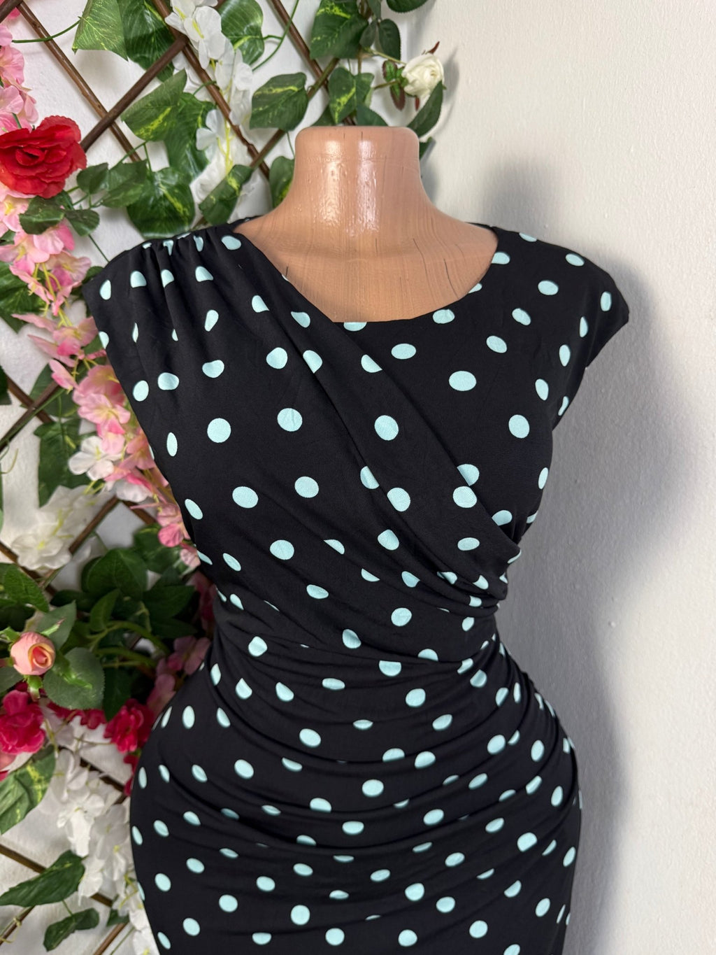 Robe moulante sans manche - Perluna Store - kinshasa