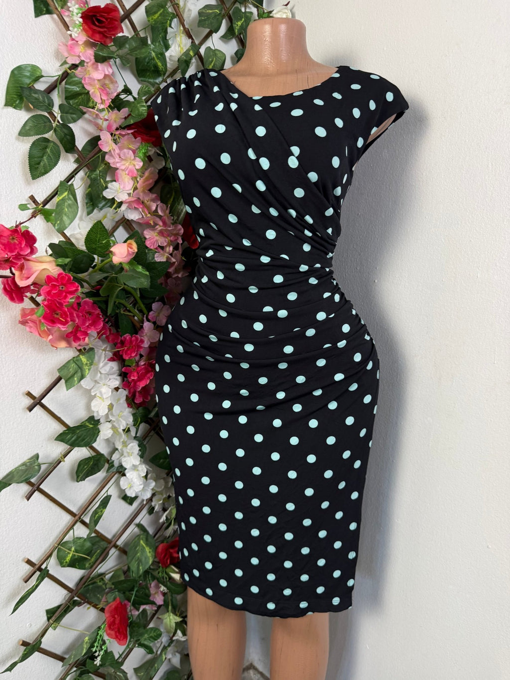 Robe moulante sans manche - Perluna Store - kinshasa