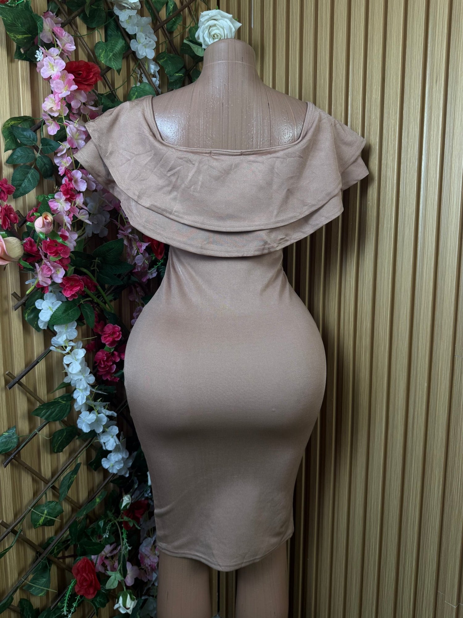 Robe moulante sans manches col carré - Perluna Store - kinshasa