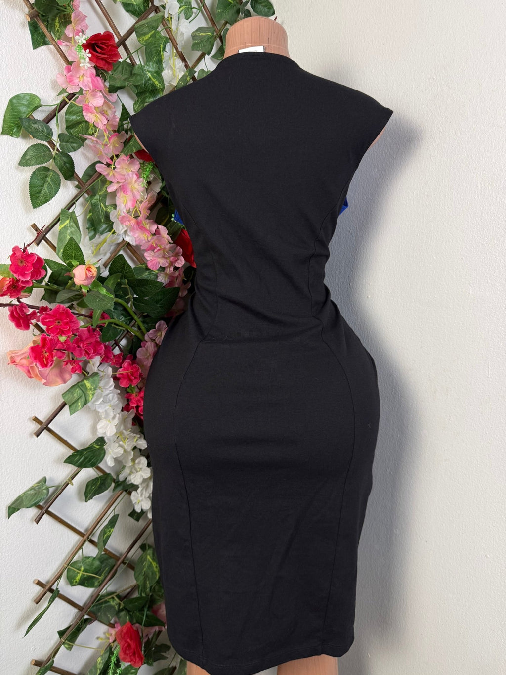 Robe moulante sans manches col V - Perluna Store - kinshasa