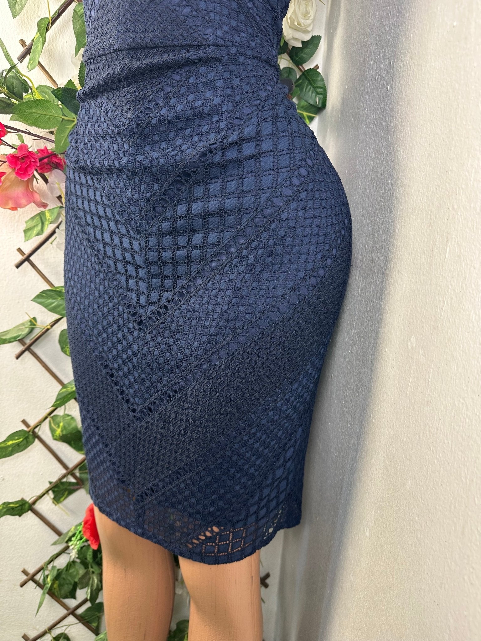 Robe moulante sans manches col V - Perluna Store - kinshasa