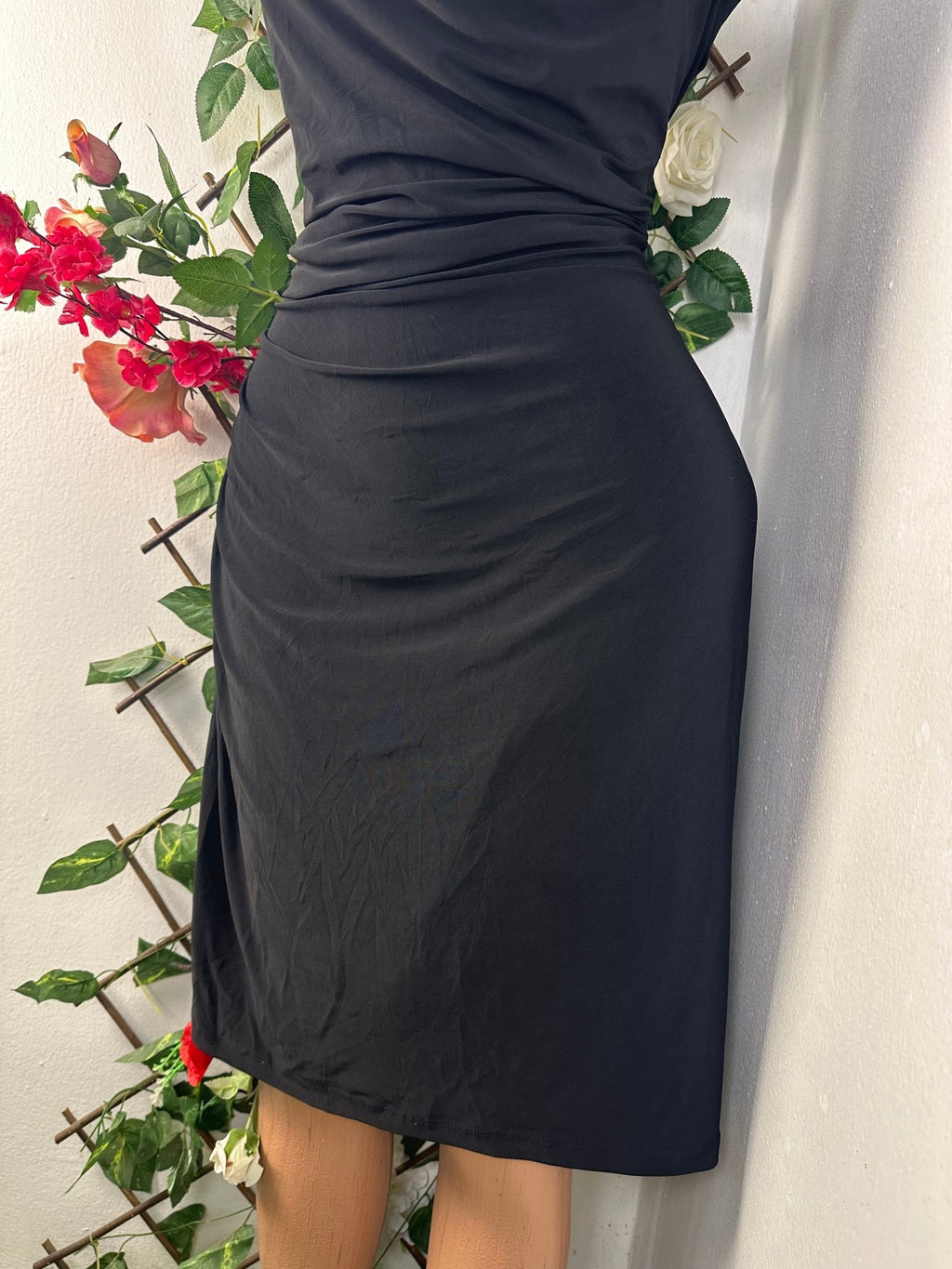 Robe moulante sans manches col V - Perluna Store - kinshasa