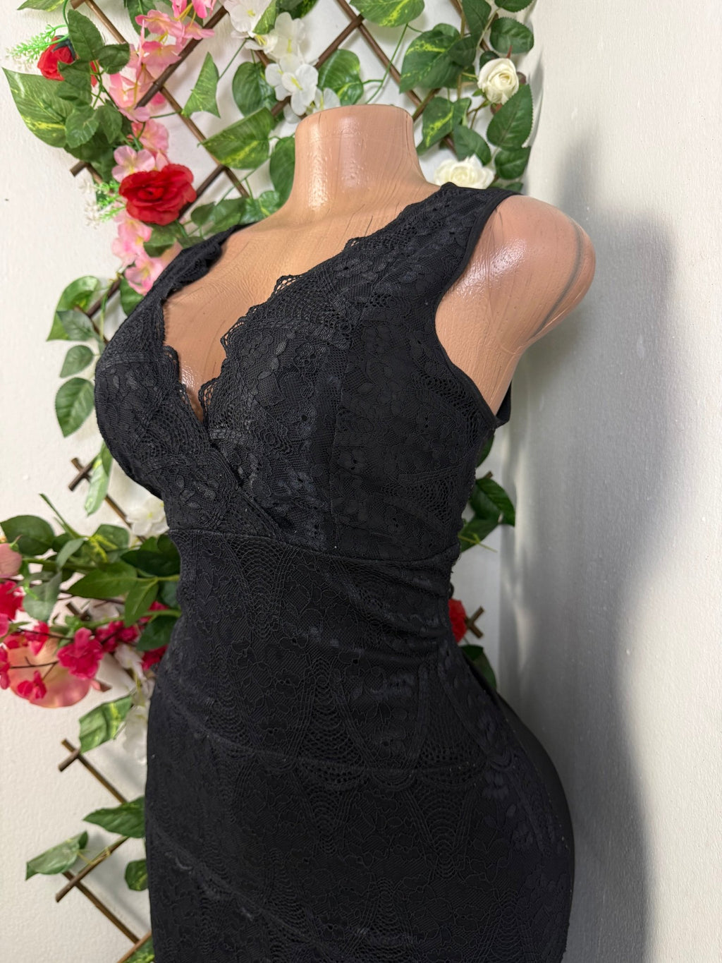 Robe moulante sans manches col V - Perluna Store - kinshasa