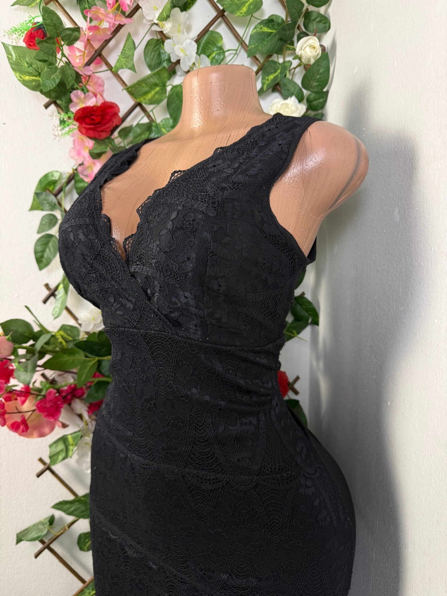 Robe moulante sans manches col V - Perluna Store - kinshasa