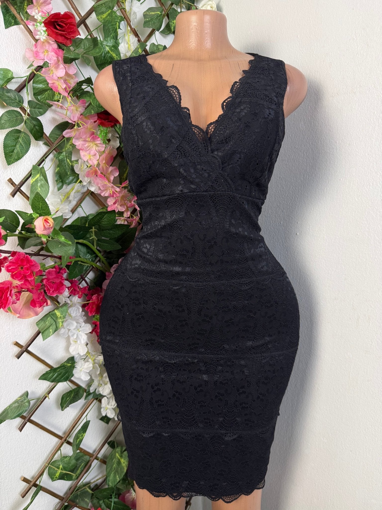 Robe moulante sans manches col V - Perluna Store - kinshasa