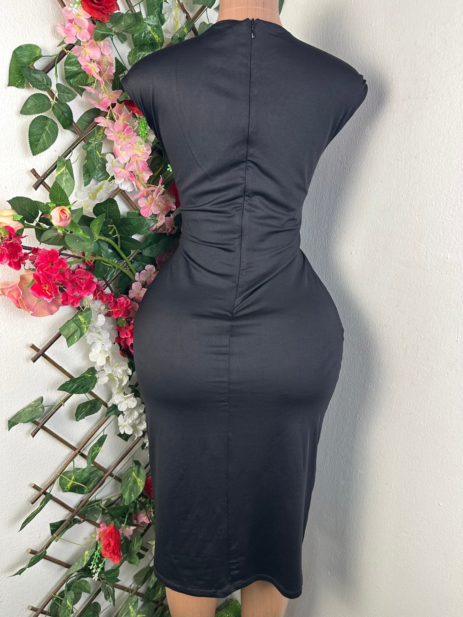 Robe moulante sans manches col V - Perluna Store - kinshasa