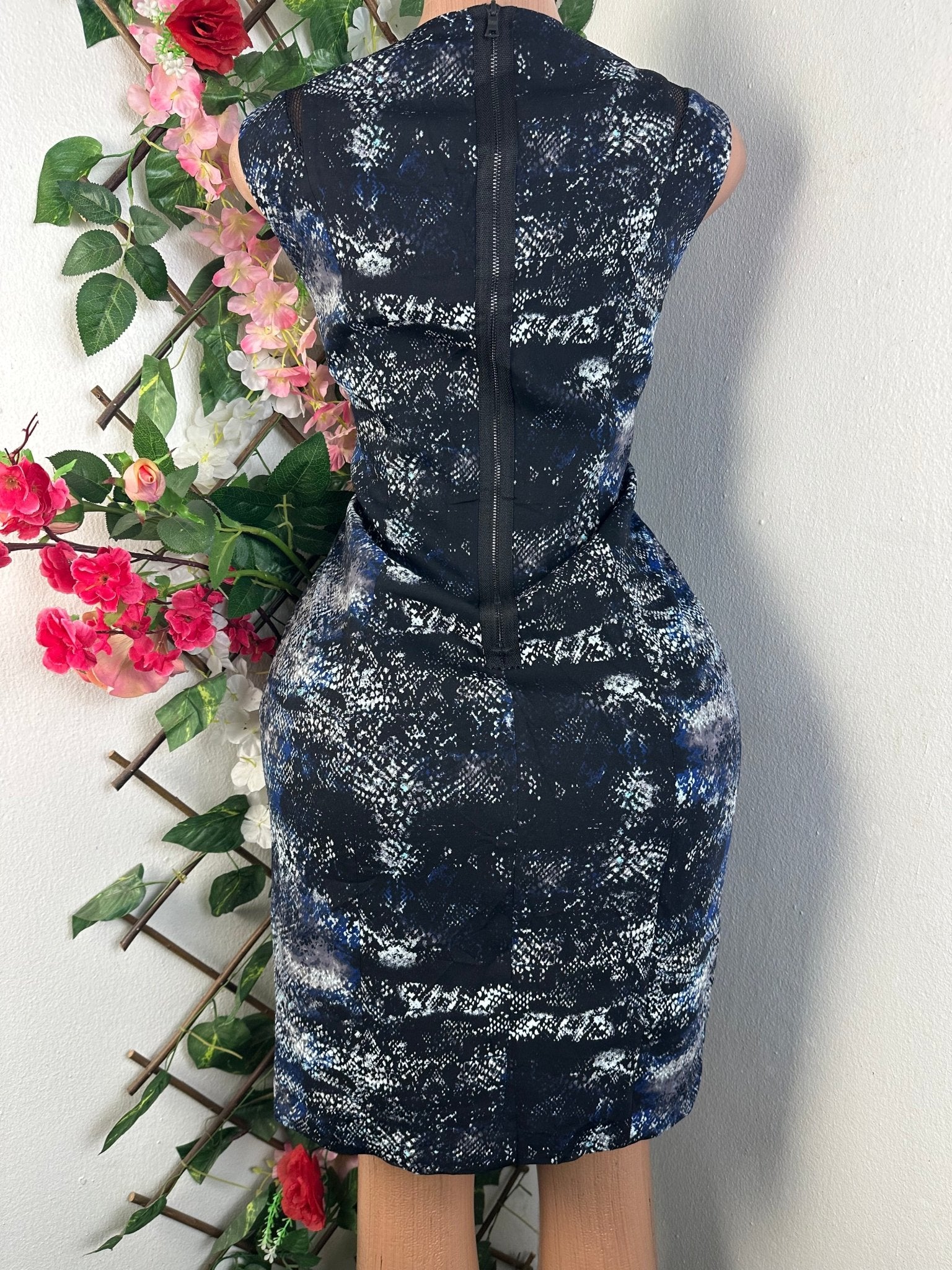 Robe moulante sans manches col V - Perluna Store - kinshasa