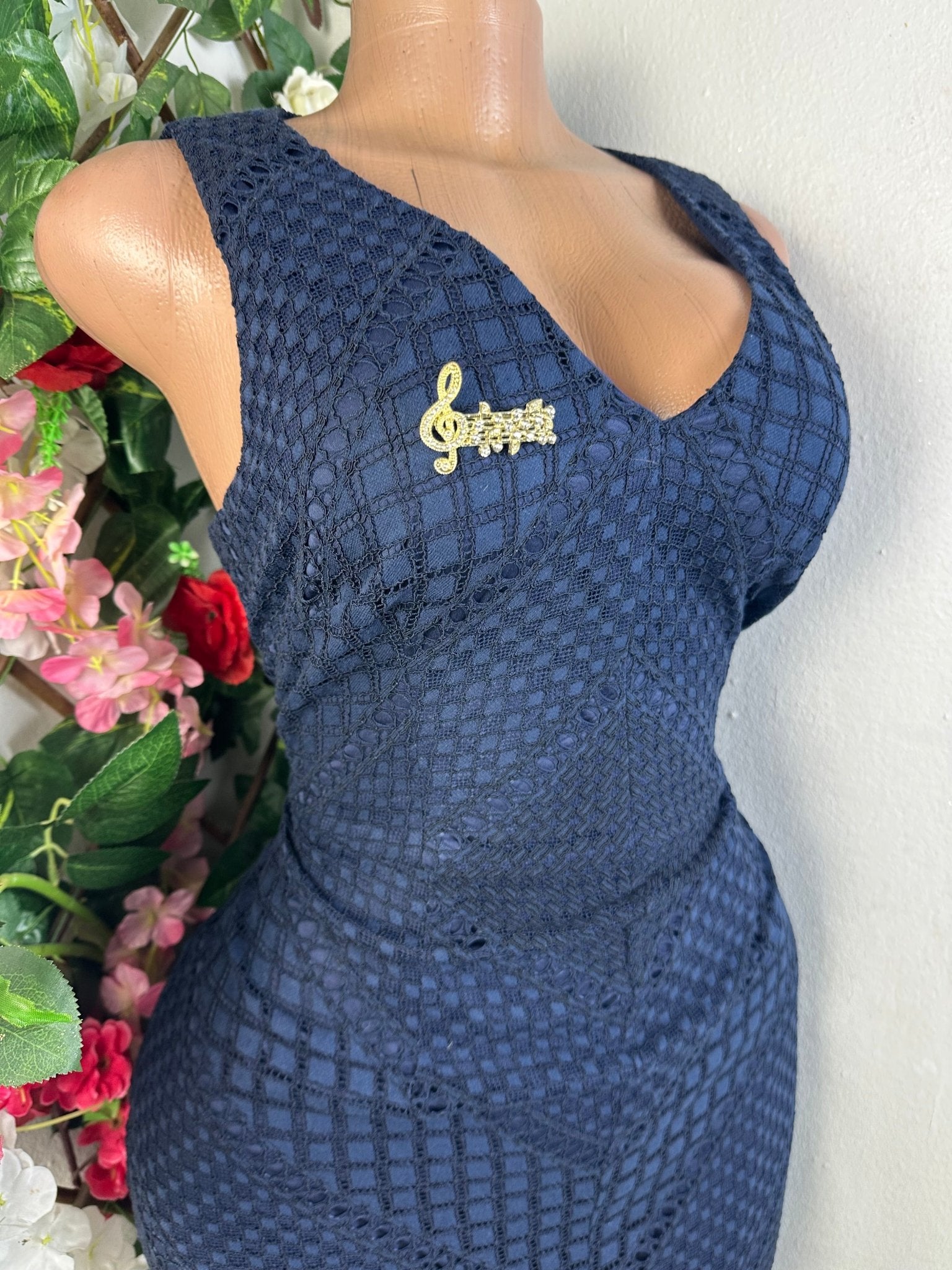 Robe moulante sans manches col V - Perluna Store - kinshasa