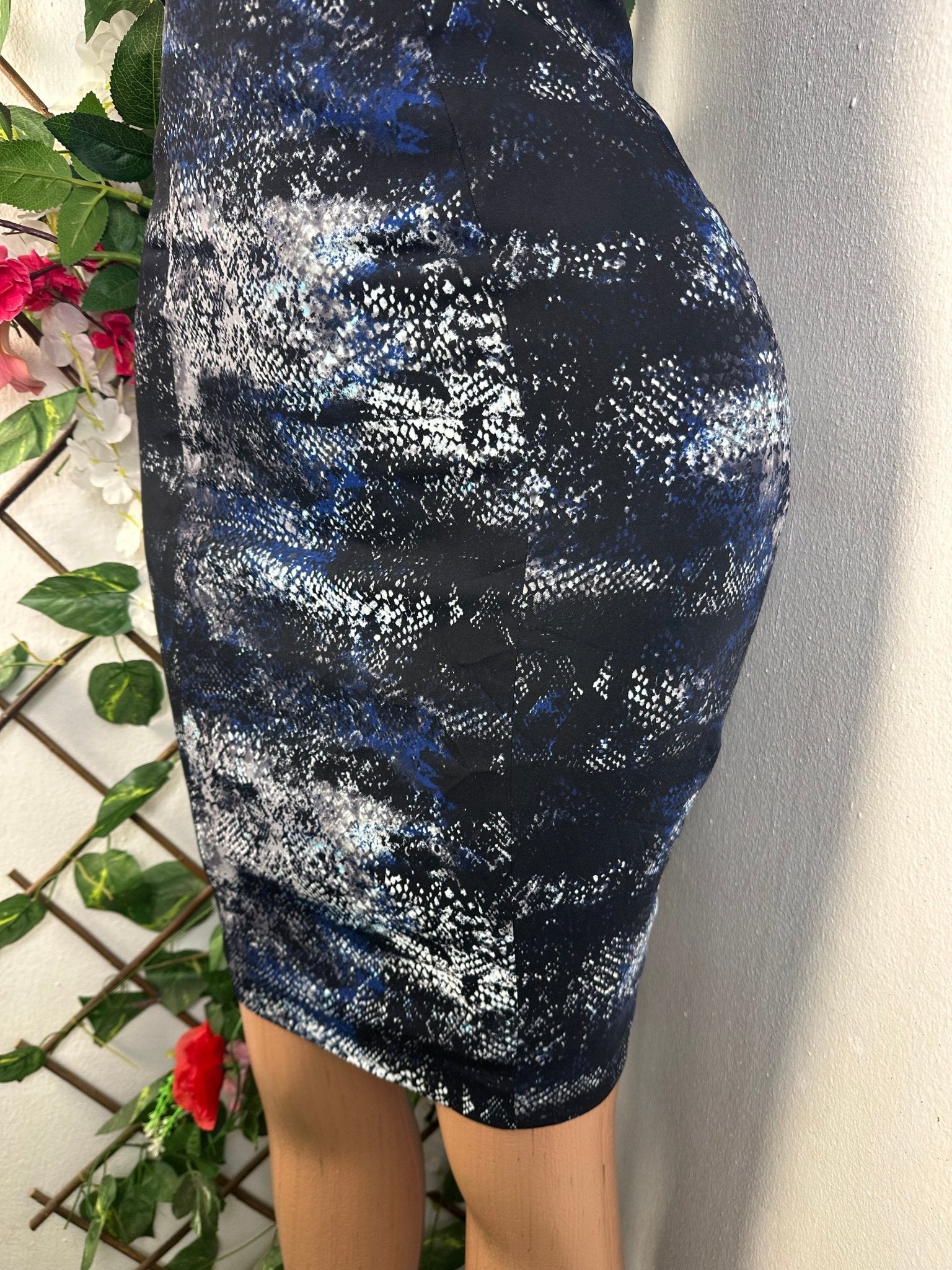 Robe moulante sans manches col V - Perluna Store - kinshasa