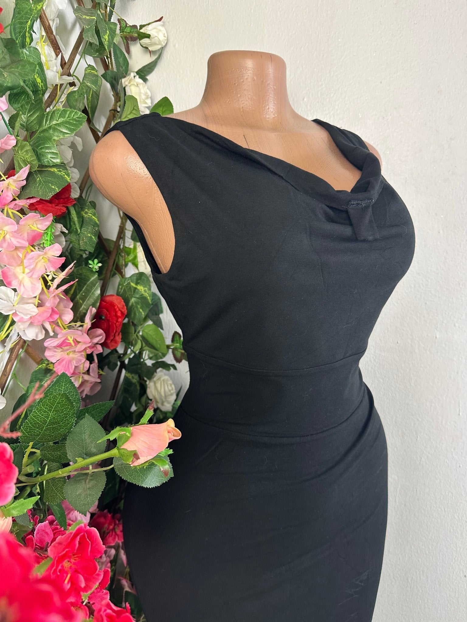 Robe moulante sans manches colle - Perluna Store - kinshasa