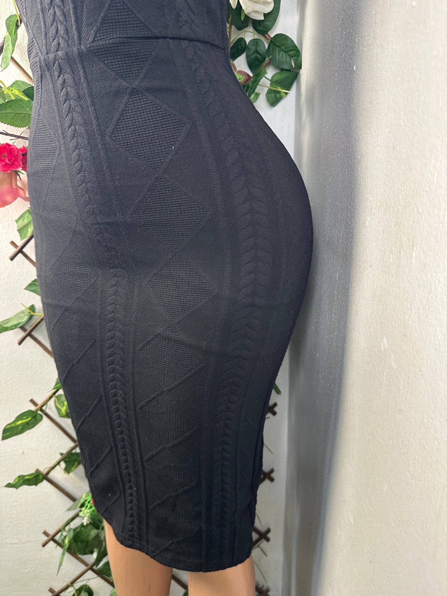 Robe moulante sans manches décollectée - Perluna Store - kinshasa