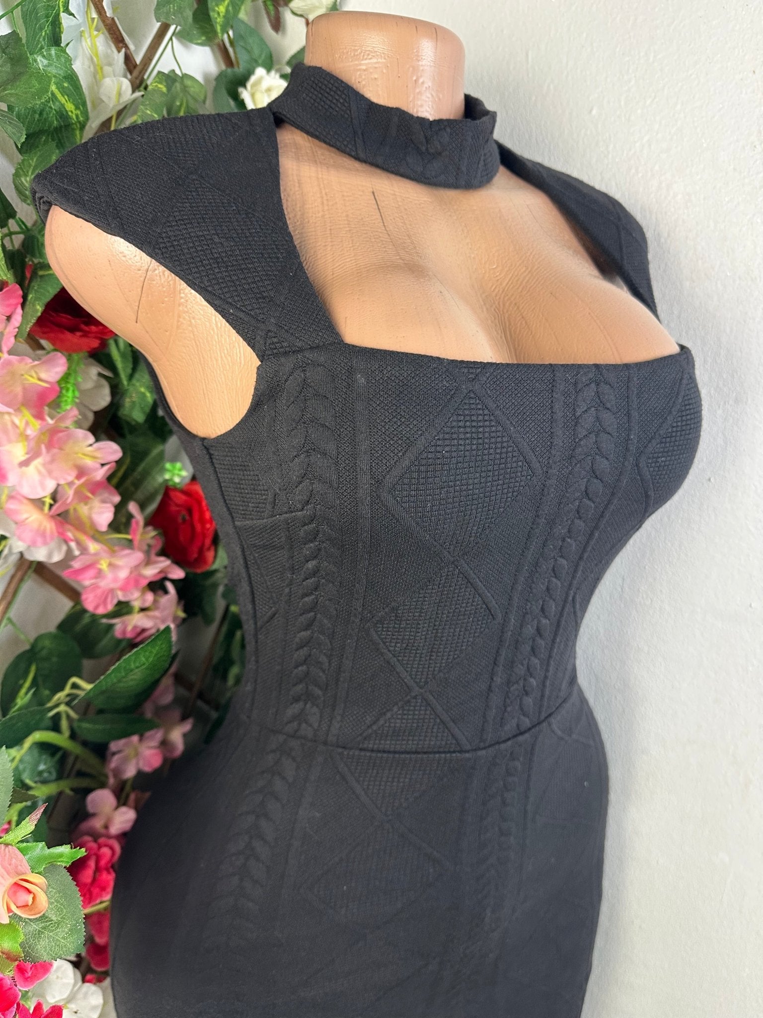 Robe moulante sans manches décollectée - Perluna Store - kinshasa