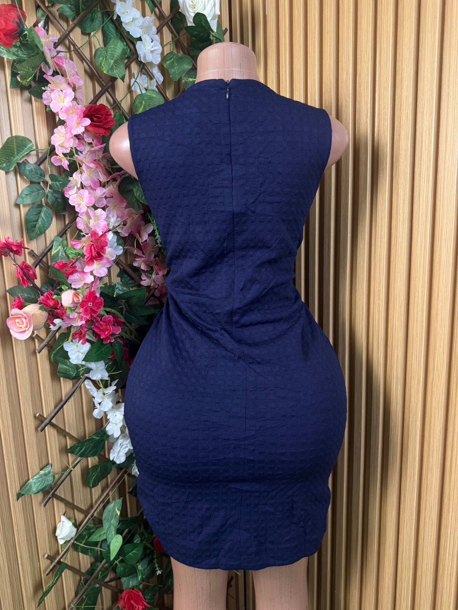 Robe moulante sans manches décollectée - Perluna Store