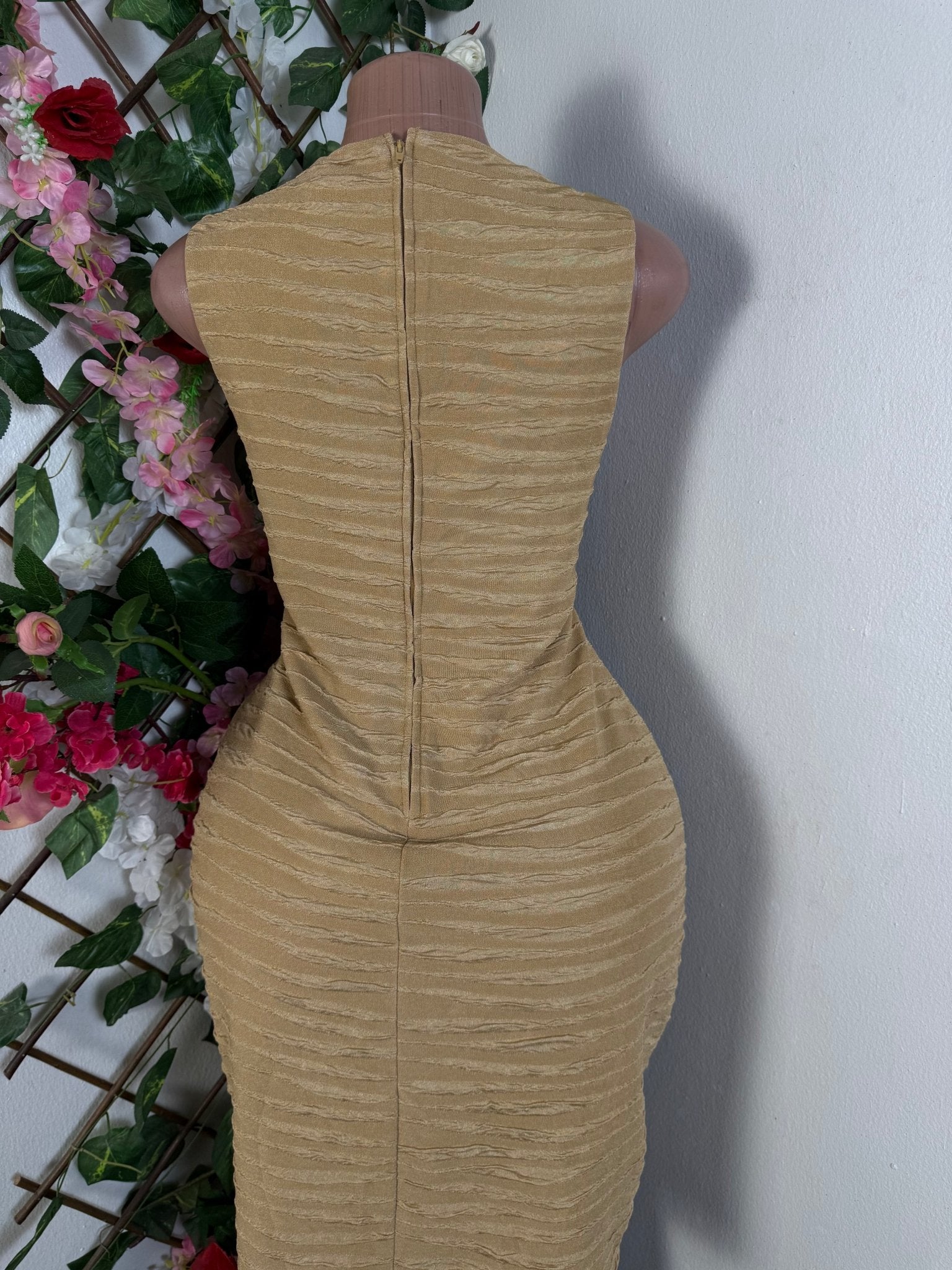 Robe moulante sans manches décollectée - Perluna Store