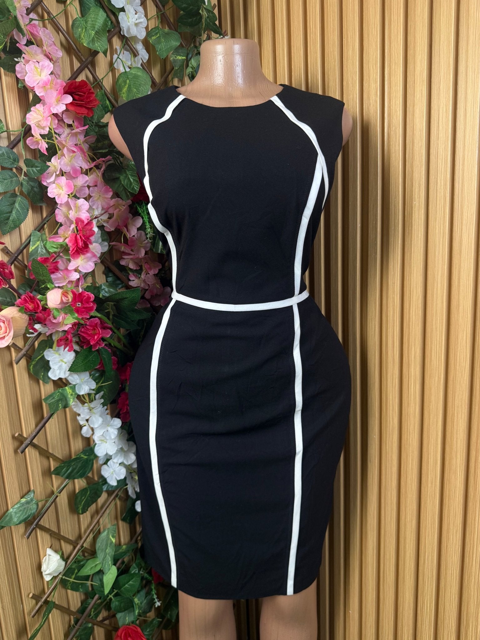 Robe moulante sans manches décollectée - Perluna Store