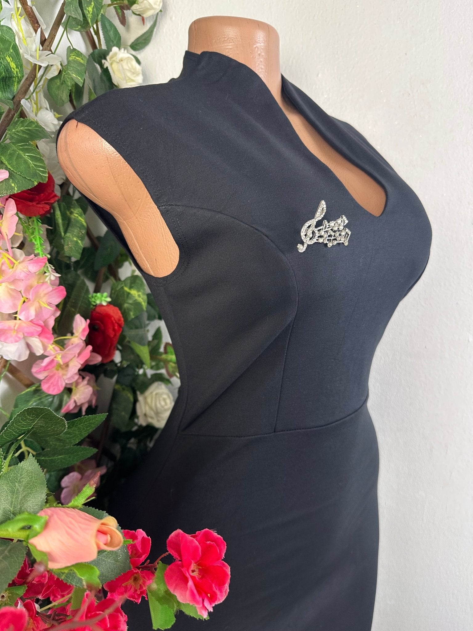 Robe moulante sans manches décollectée - Perluna Store - kinshasa