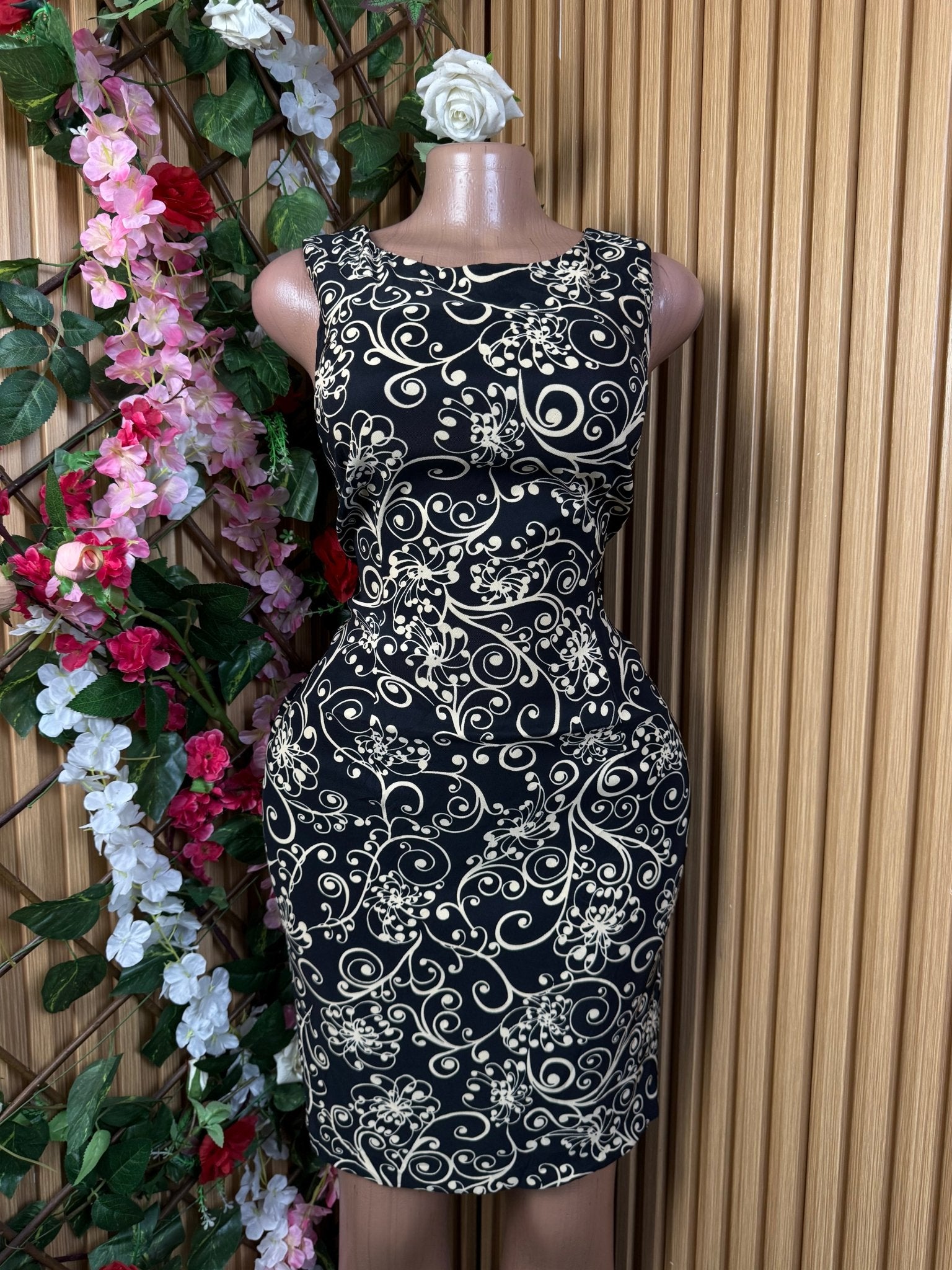 Robe moulante sans manches décollectée - Perluna Store