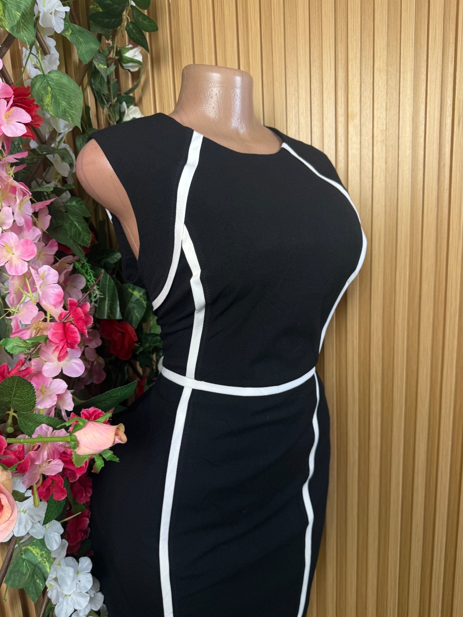 Robe moulante sans manches décollectée - Perluna Store