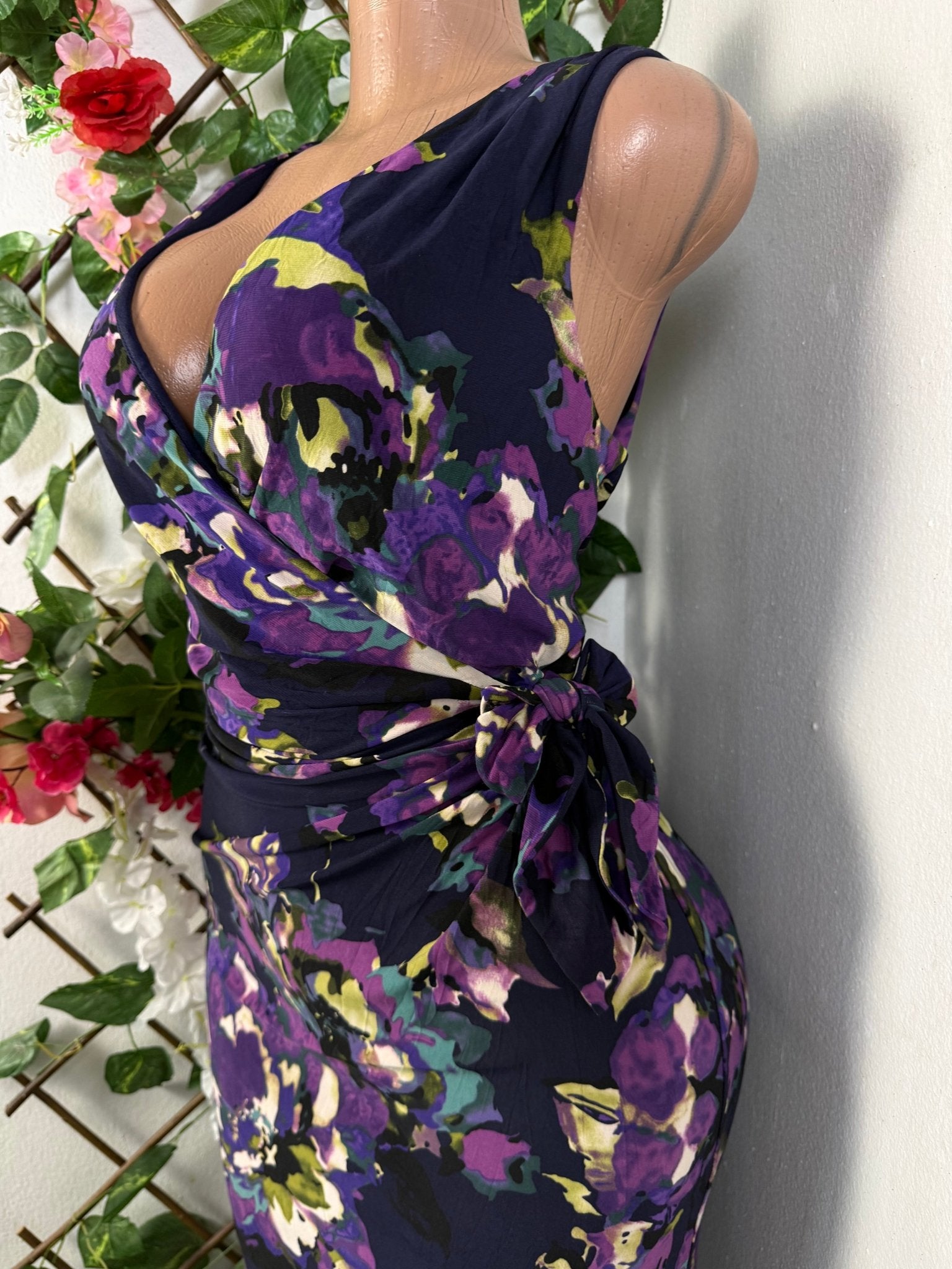 Robe moulante sans manches décolletée colle V - Perluna Store - kinshasa