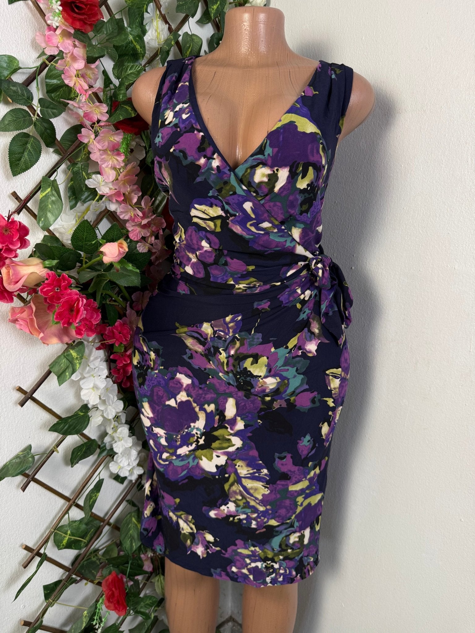 Robe moulante sans manches décolletée colle V - Perluna Store - kinshasa