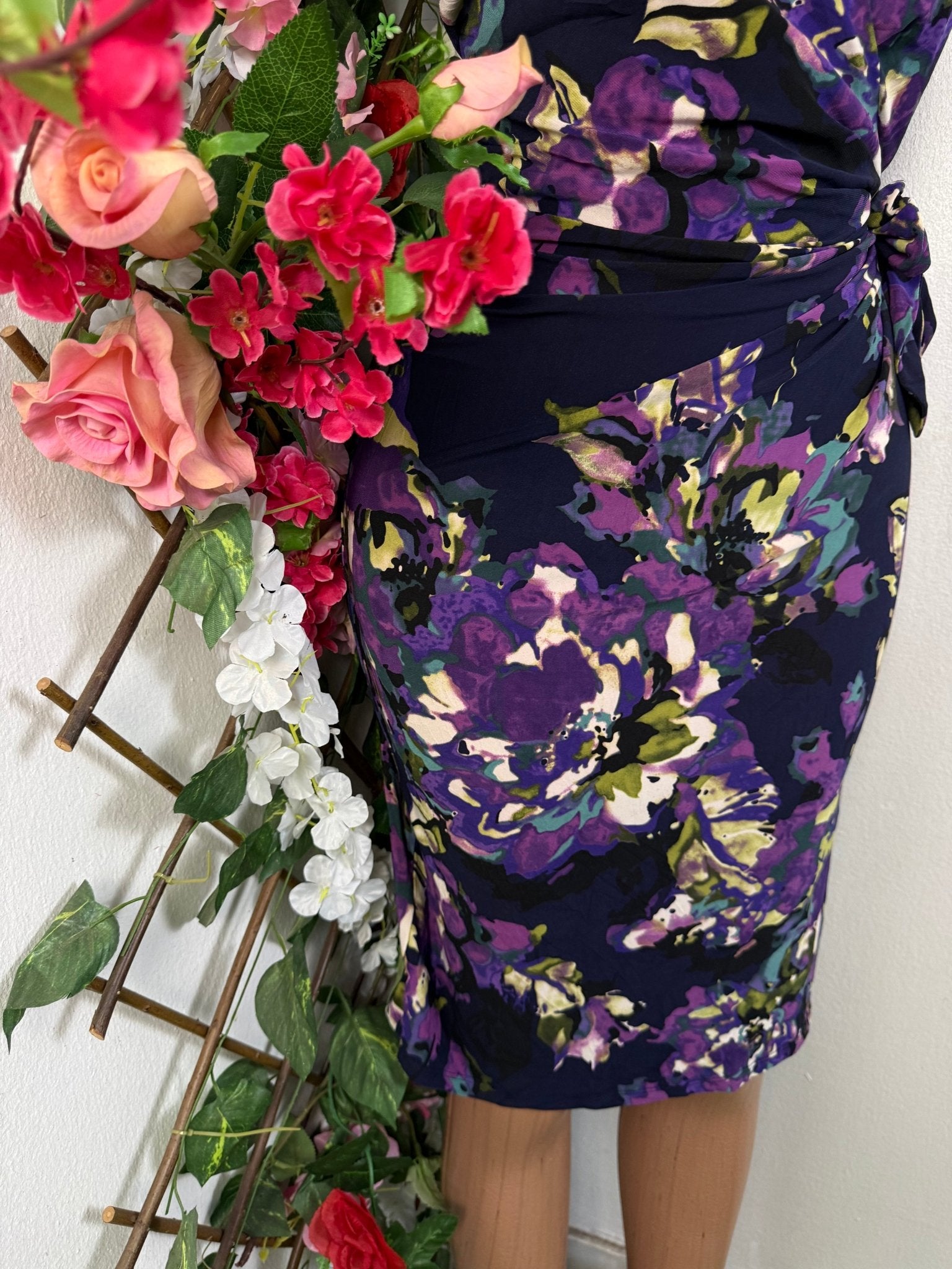 Robe moulante sans manches décolletée colle V - Perluna Store - kinshasa