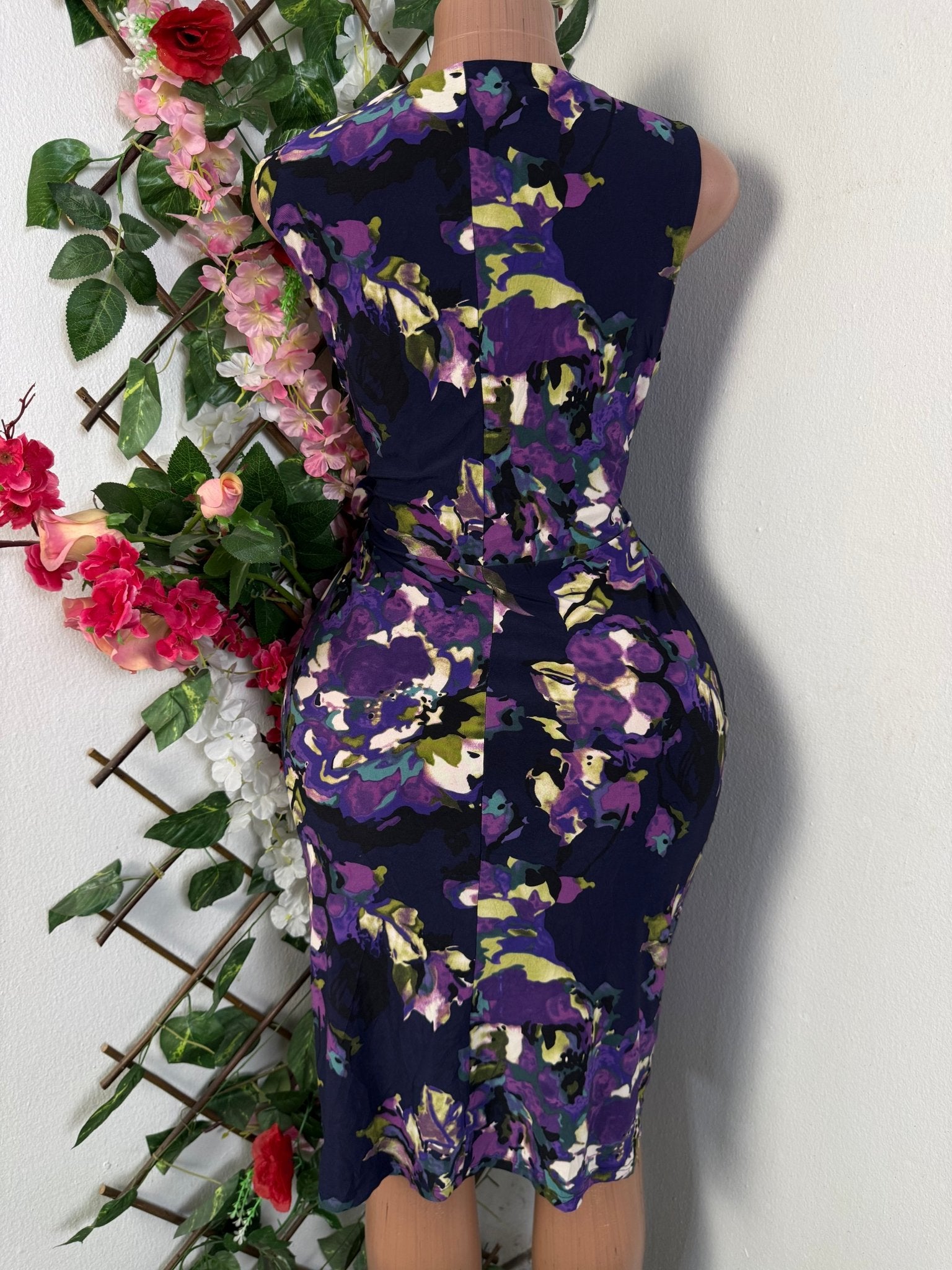 Robe moulante sans manches décolletée colle V - Perluna Store - kinshasa