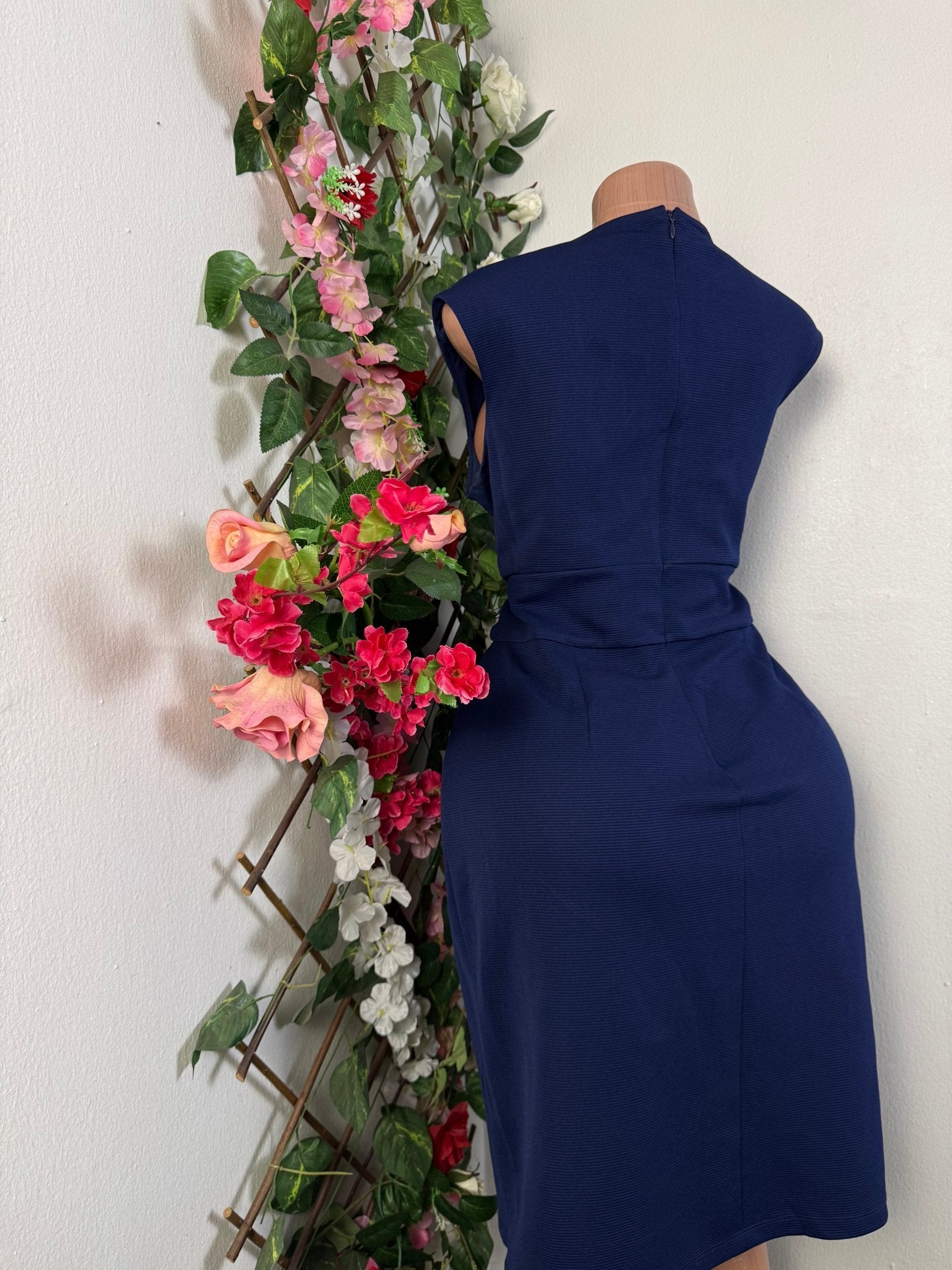 Robe moulante sans manches décolletée - Perluna Store - kinshasa