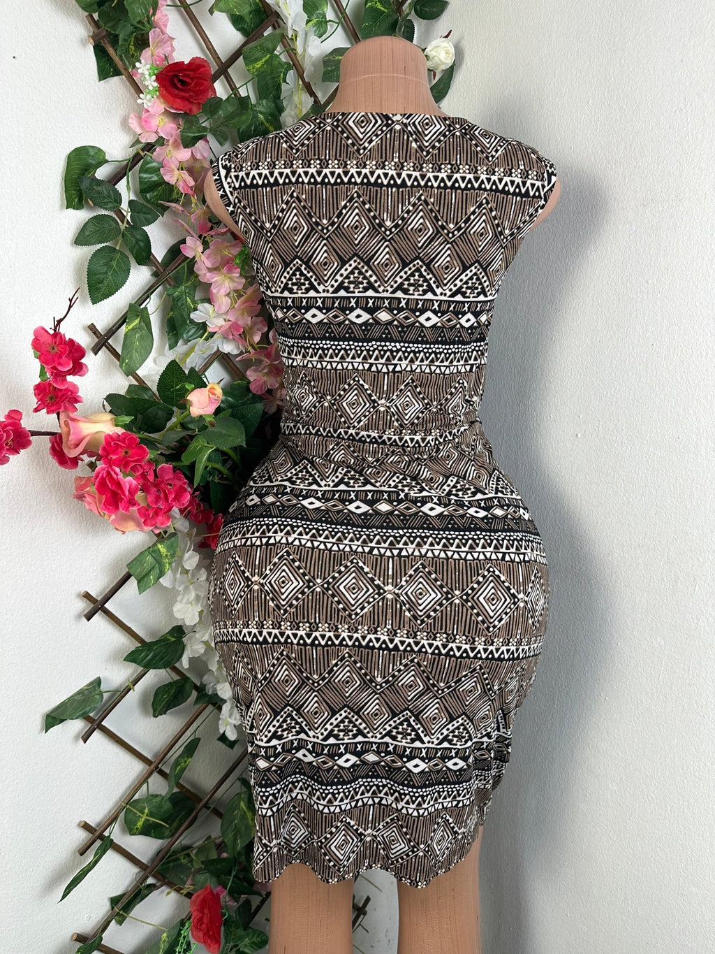 Robe moulante sans manches décolletée - Perluna Store - kinshasa