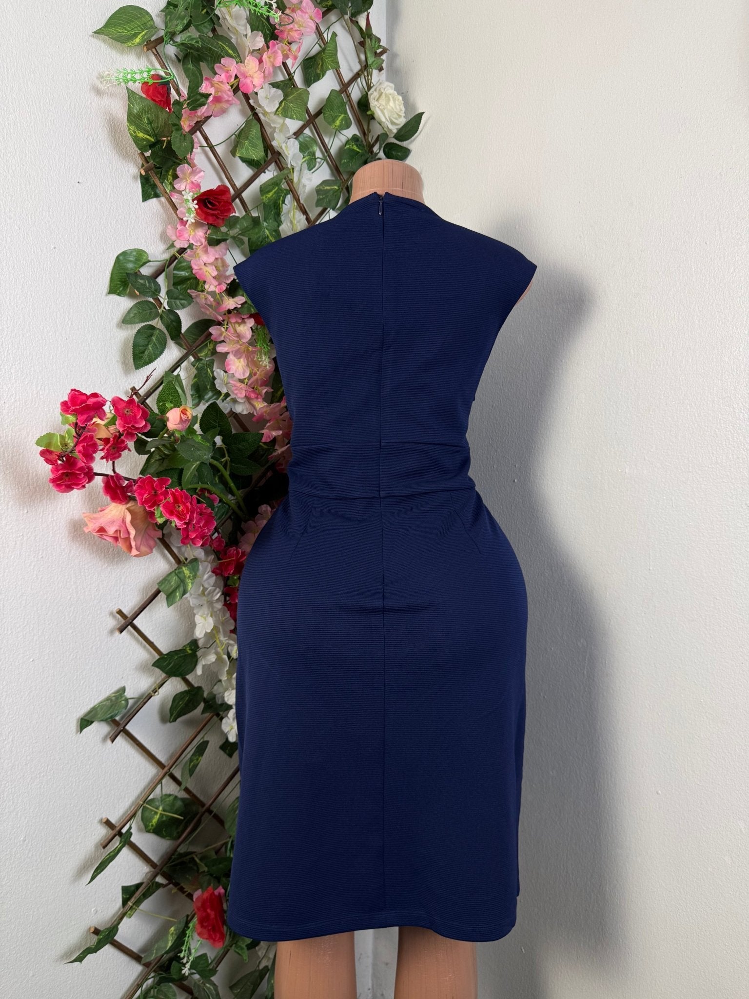 Robe moulante sans manches décolletée - Perluna Store - kinshasa