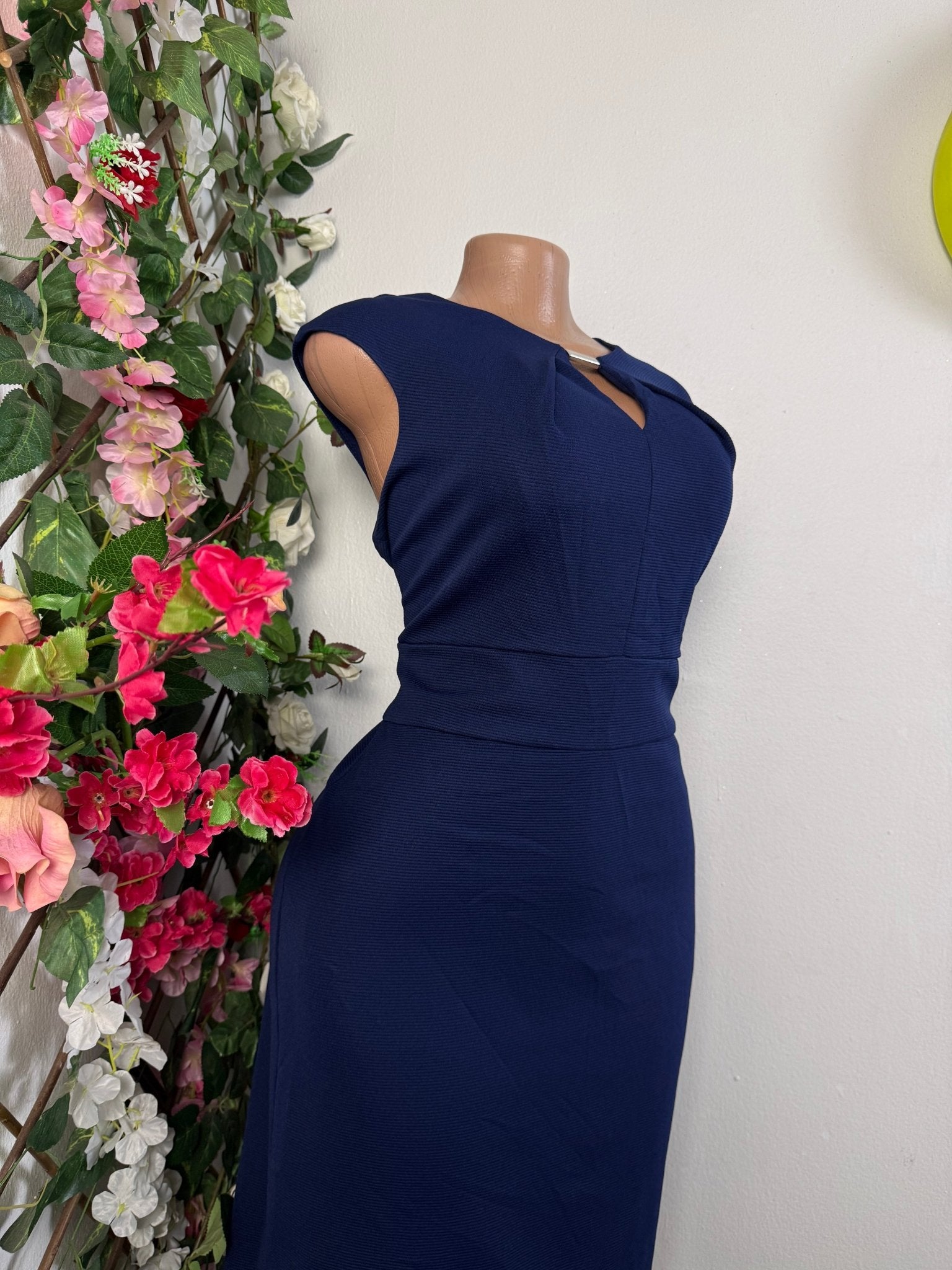 Robe moulante sans manches décolletée - Perluna Store - kinshasa