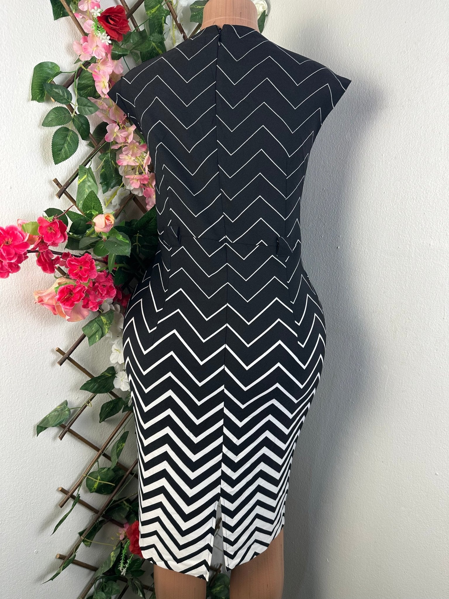 Robe moulante sans manches - Perluna Store - kinshasa