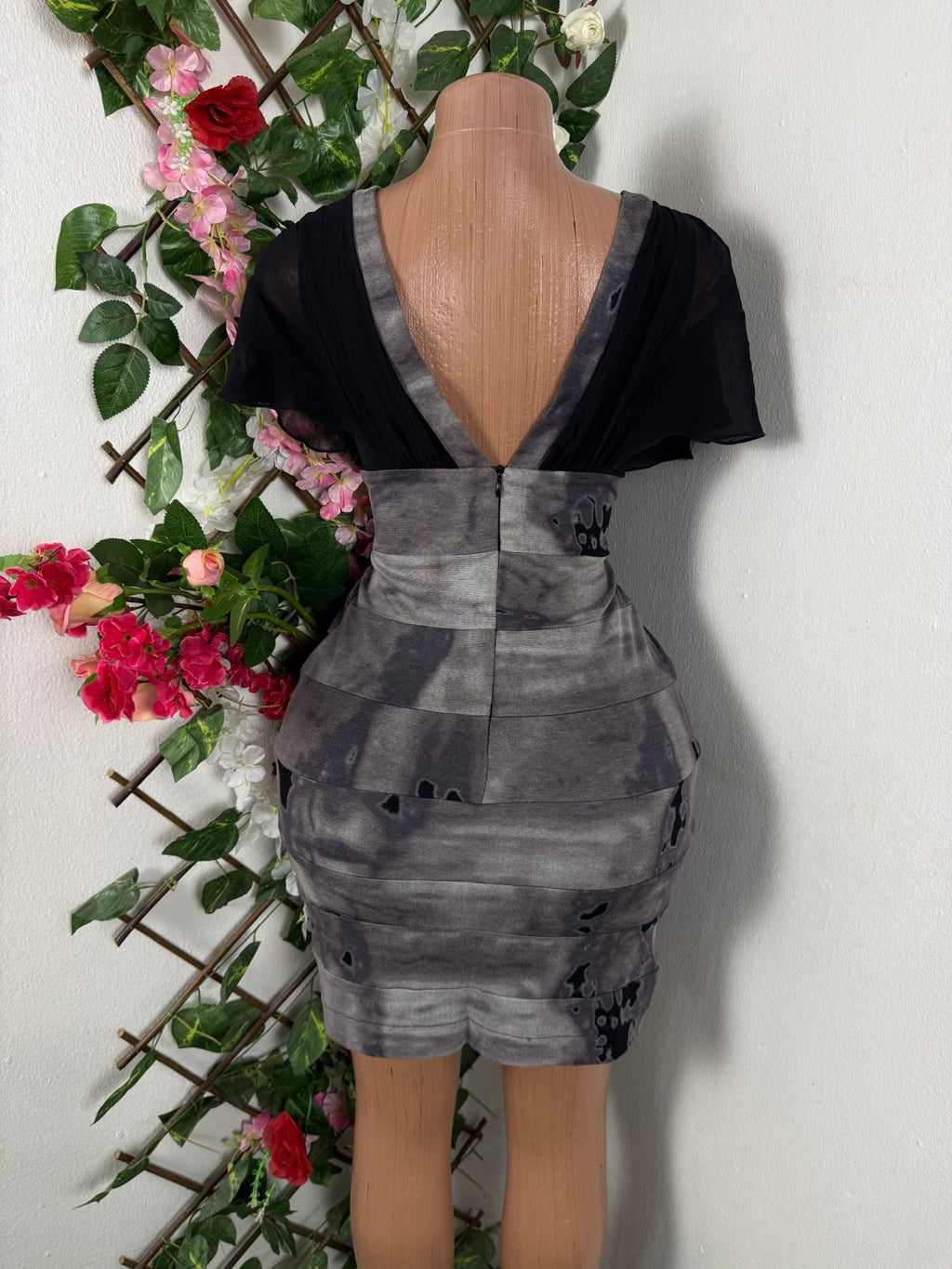 Robe moulante slim manches courtes col V - Perluna Store