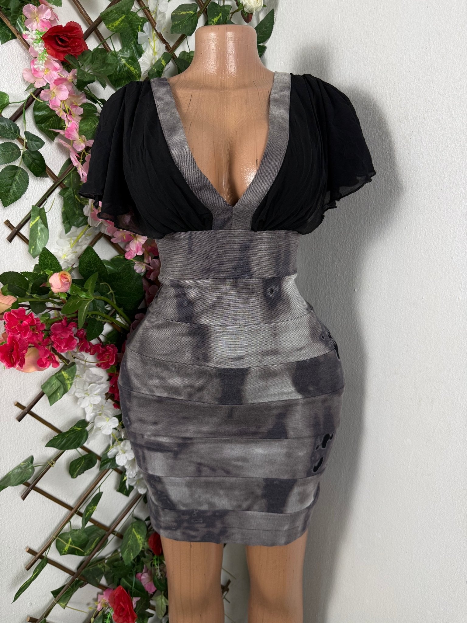Robe moulante slim manches courtes col V - Perluna Store