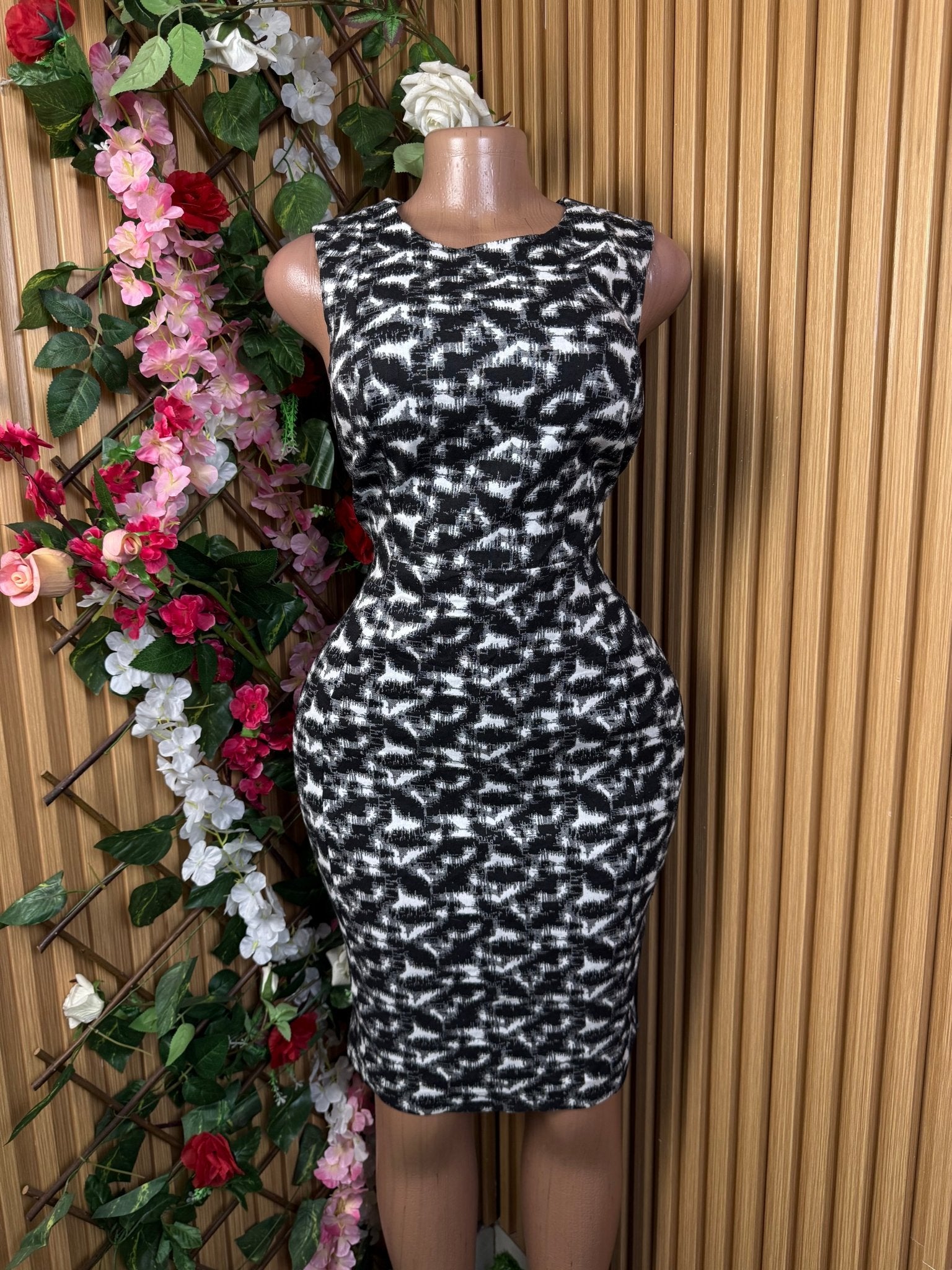 Robe moulante slim sans manches décollectée - Perluna Store