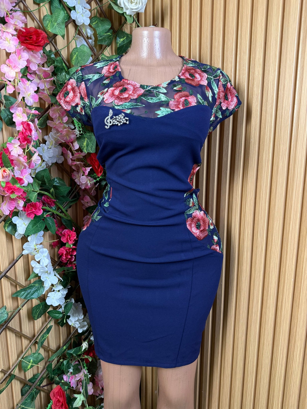 Robe moulante slim sans manches décollectée - Perluna Store