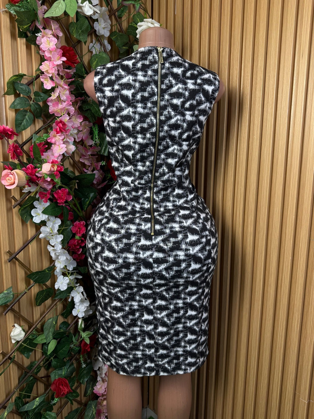 Robe moulante slim sans manches décollectée - Perluna Store
