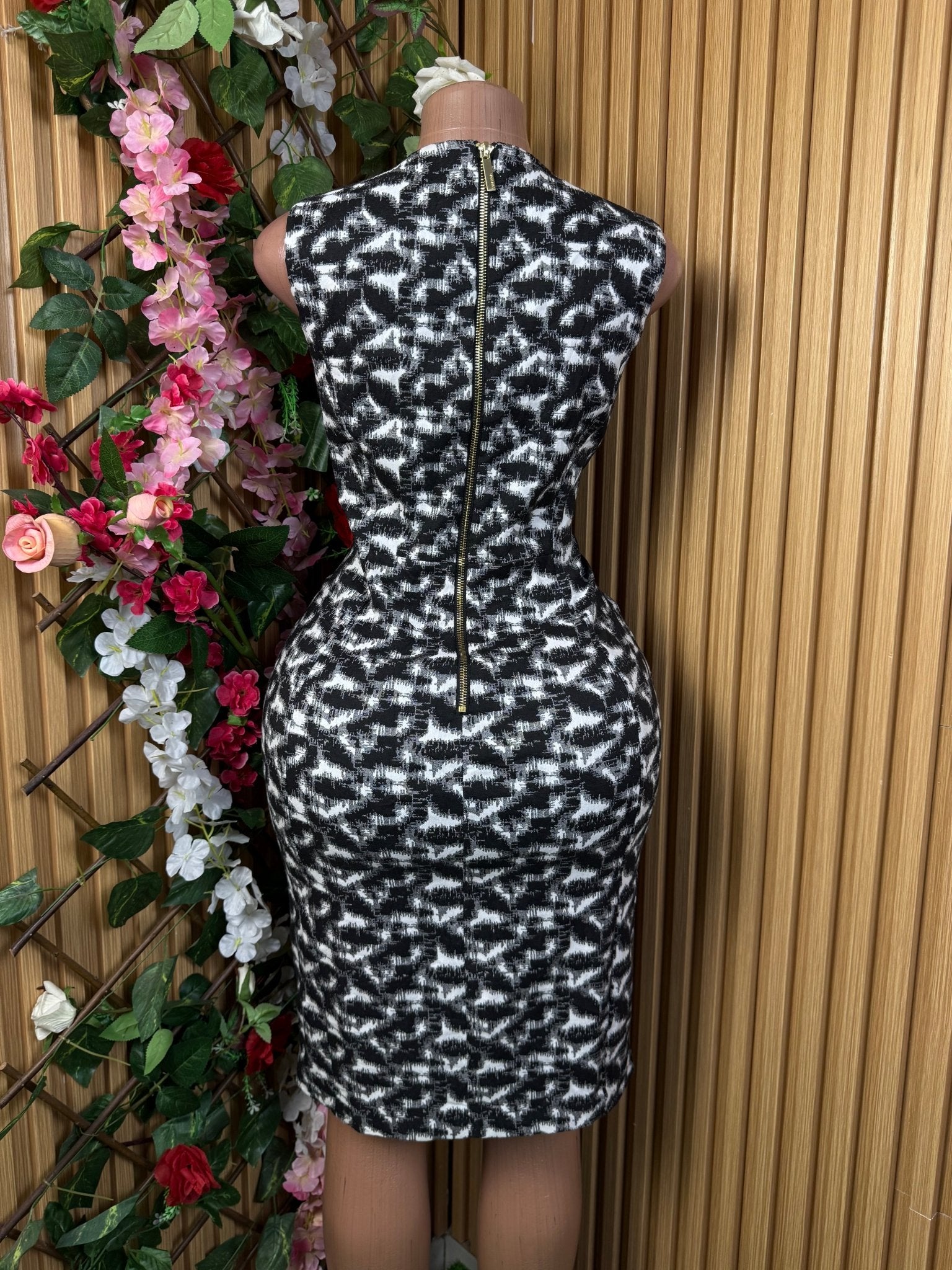 Robe moulante slim sans manches décollectée - Perluna Store