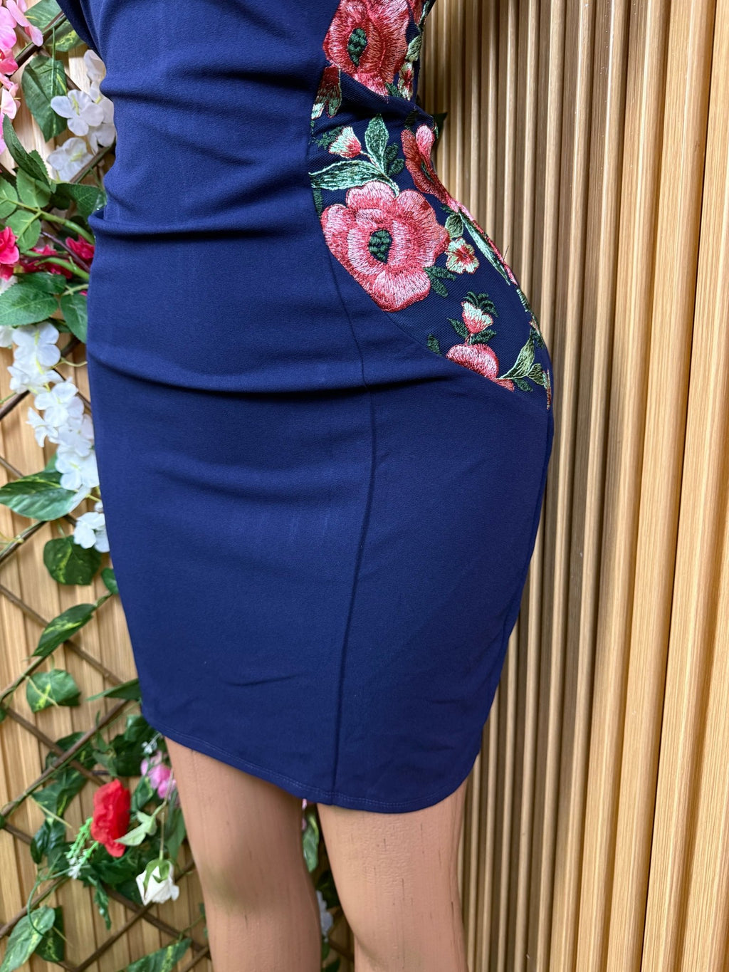 Robe moulante slim sans manches décollectée - Perluna Store