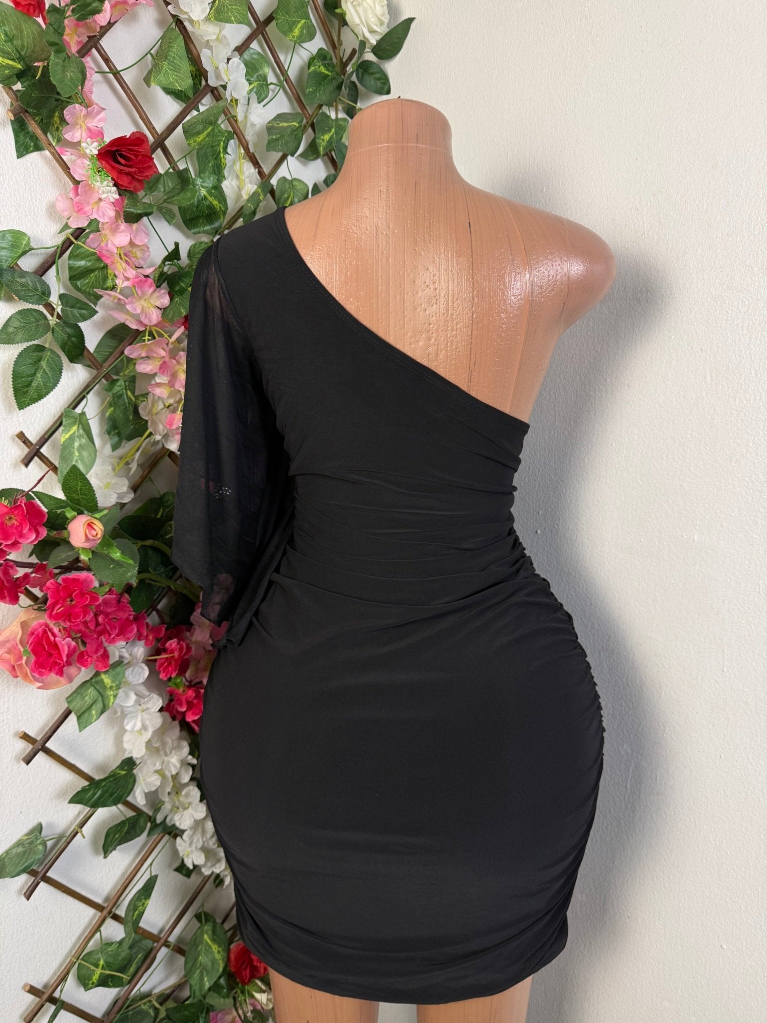 Robe moulante stylée dénudée - Perluna Store - kinshasa