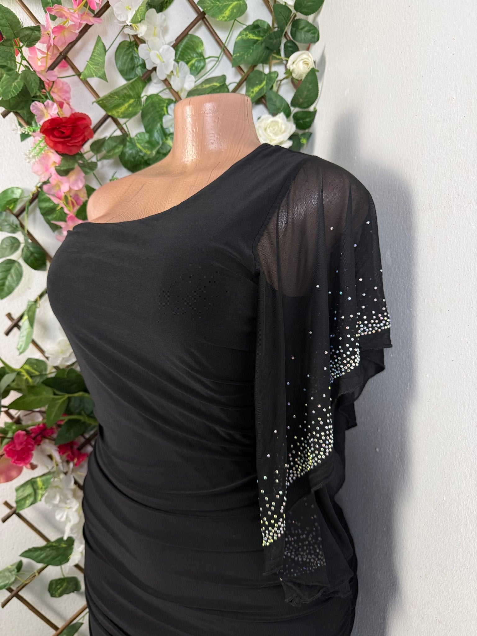 Robe moulante stylée dénudée - Perluna Store - kinshasa