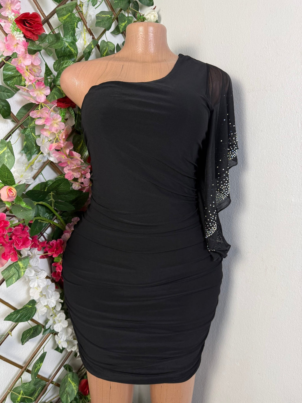 Robe moulante stylée dénudée - Perluna Store - kinshasa