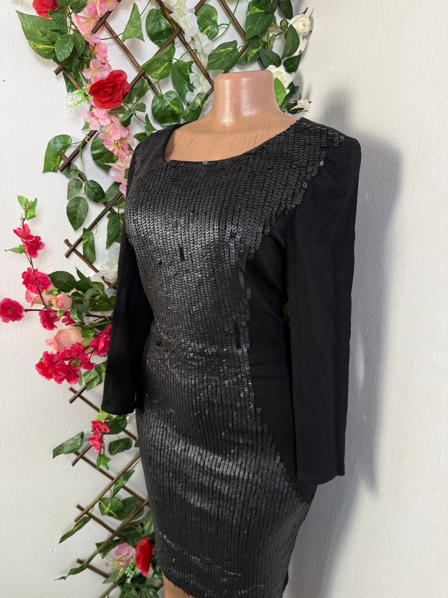 Robe moulante stylée manche longue - Perluna Store - kinshasa