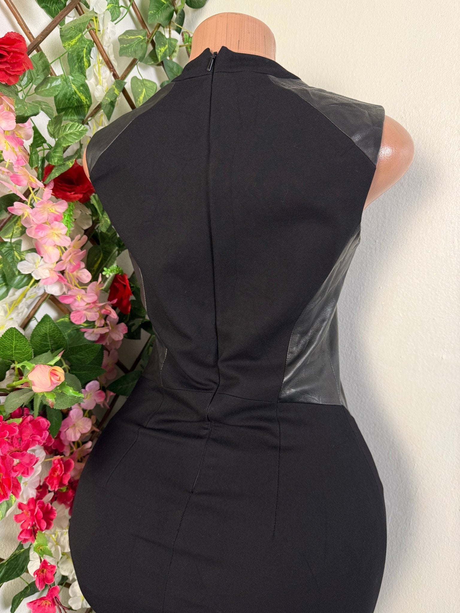 Robe moulante tissu et cuire sans manche - Perluna Store - kinshasa